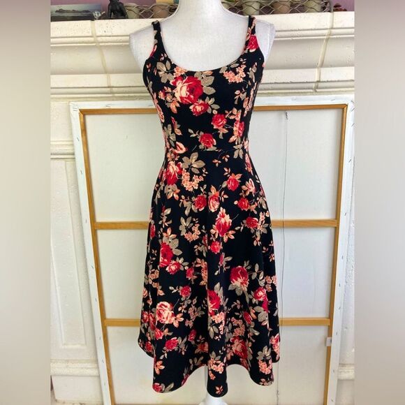 Vintage Floral Fit & flare floral dress body con and fully adjustable straps - Picture 1 of 9